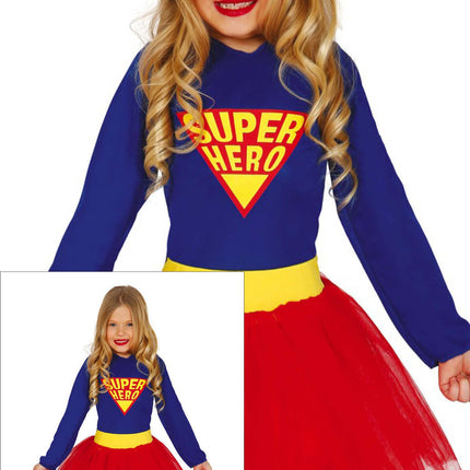 Chica con traje de superhéroe