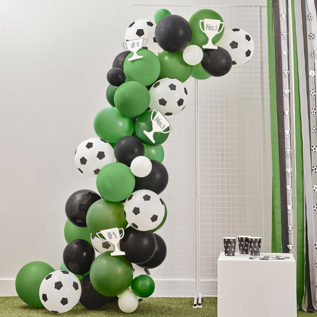 Arco con globos de fútbol