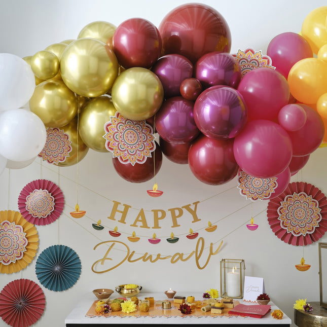 Arco de Globos de Colores con Abanicos de Papel