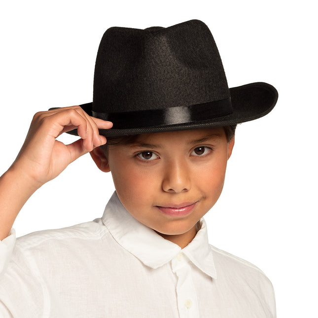 Niño gángster de sombrero negro