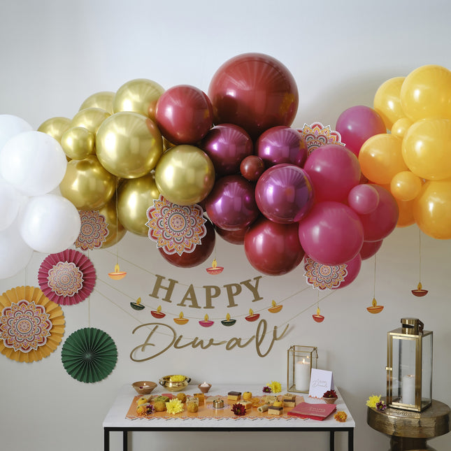 Arco de Globos de Colores con Abanicos de Papel